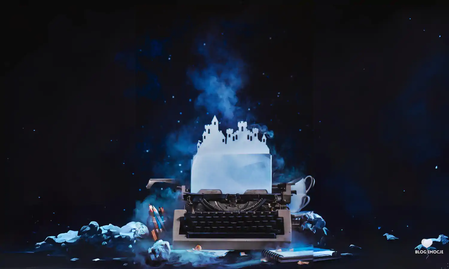 Maszyna do pisania i zamek z papieru.