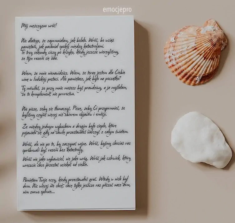 List na papierze obok muszli na beżowym tle.